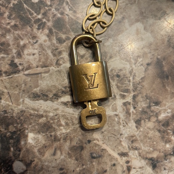 Louis Vuitton lock and key - Picture 2 of 4